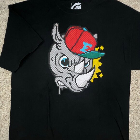 T-shirt Rhino Jeu Vidéo Pixelisé 8 Bits Marc Ecko Unltd (Neuf Avec étiquettes)